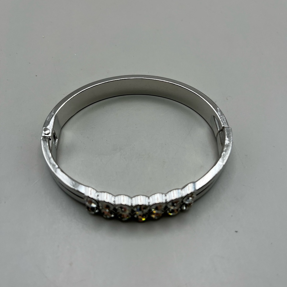Elegant Silver Hinged Crystal Bracelet - Picture 3 of 6